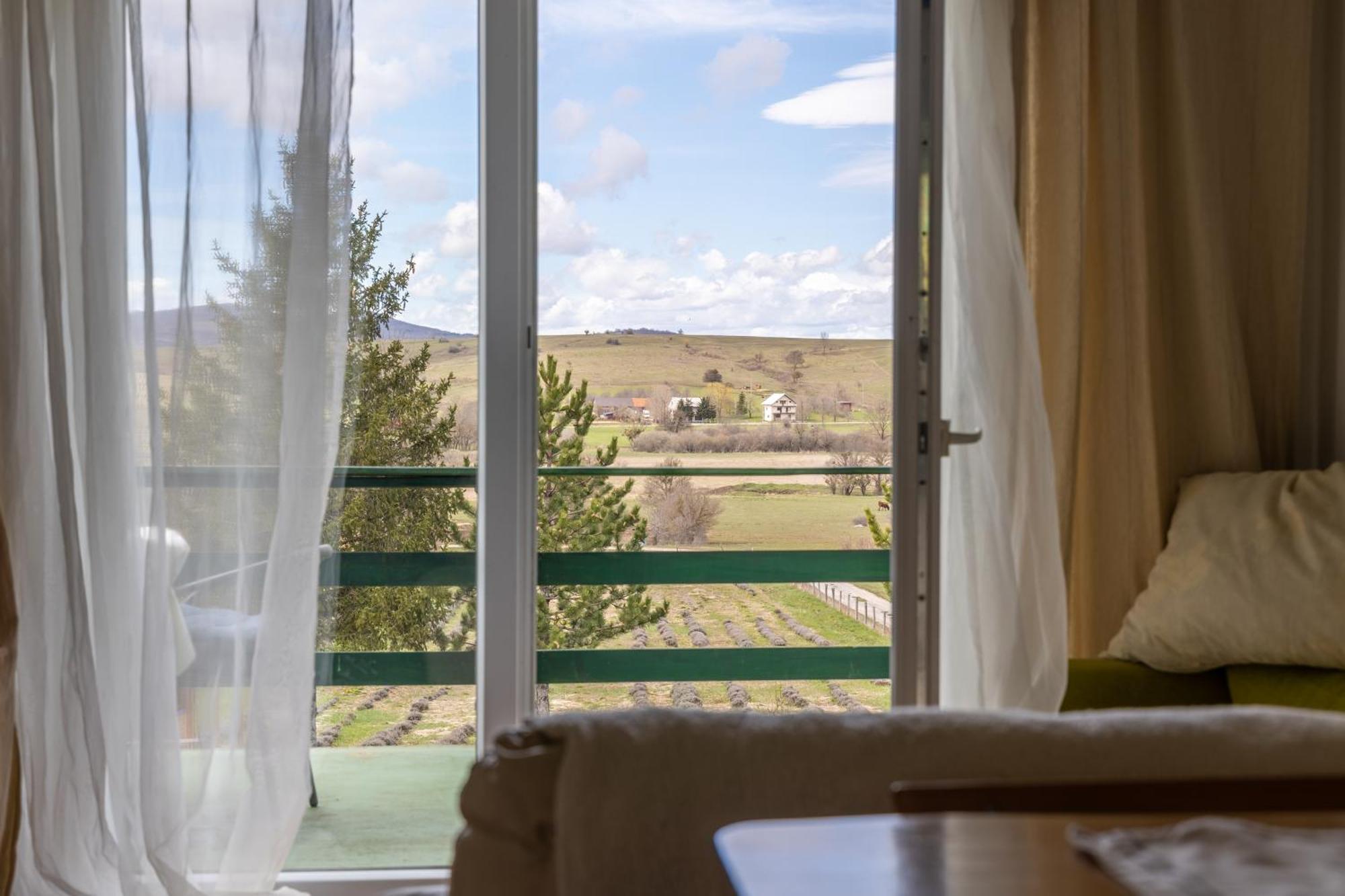 Apartment Ajda Udbina Luaran gambar
