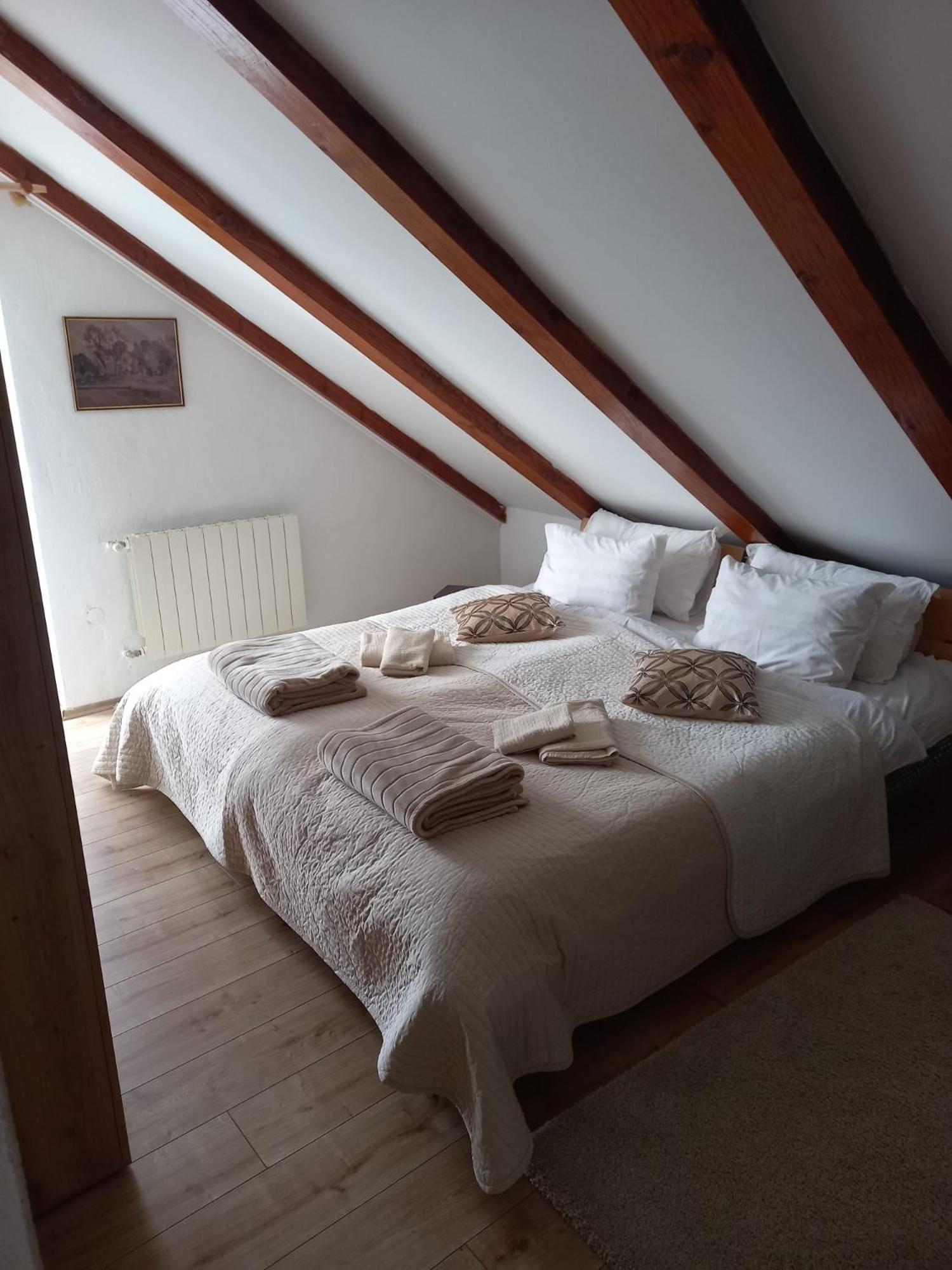 Apartment Ajda Udbina Luaran gambar